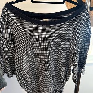 Off the shoulder knitted crop tshirt